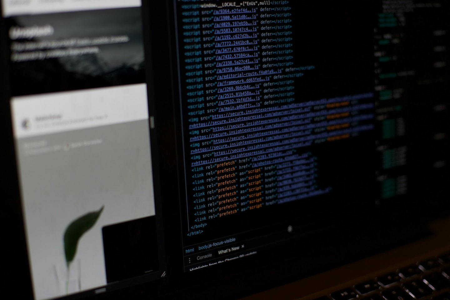 Computerbildschirm mit Programmiercode und Webseitendesign.