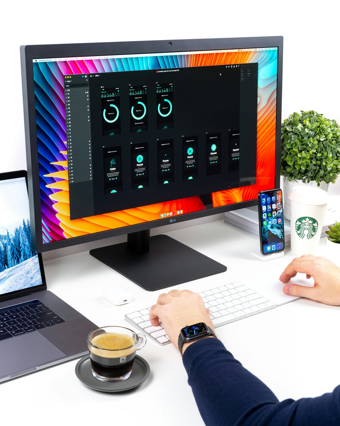 Designer arbeitet an UI-Mockups auf einem Desktop-Computer.