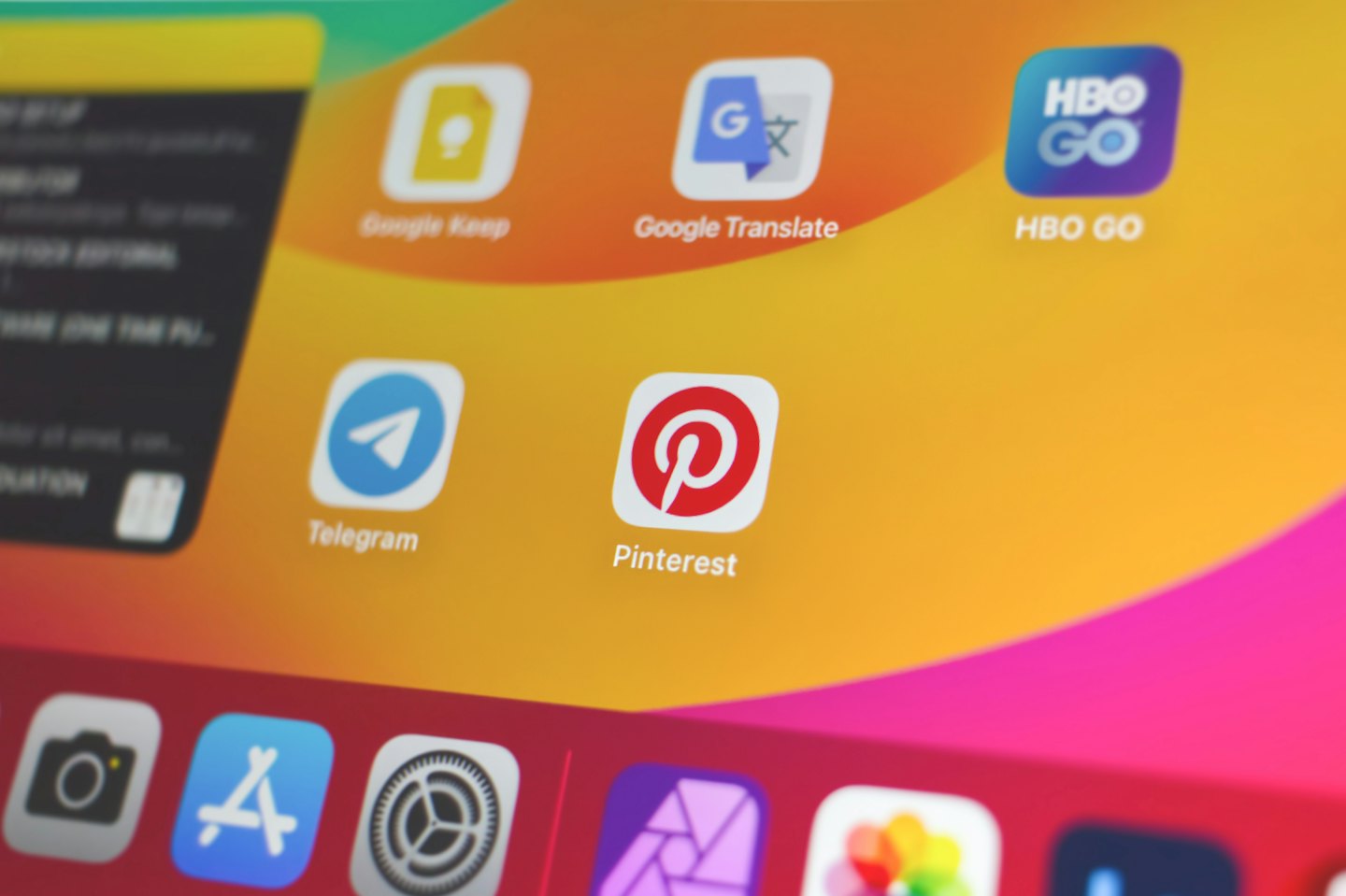 Ein digitaler Bildschirm zeigt ein Raster verschiedener mobiler App-Symbole.